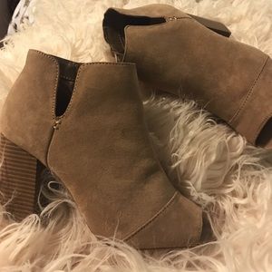 Heels with cutout toe